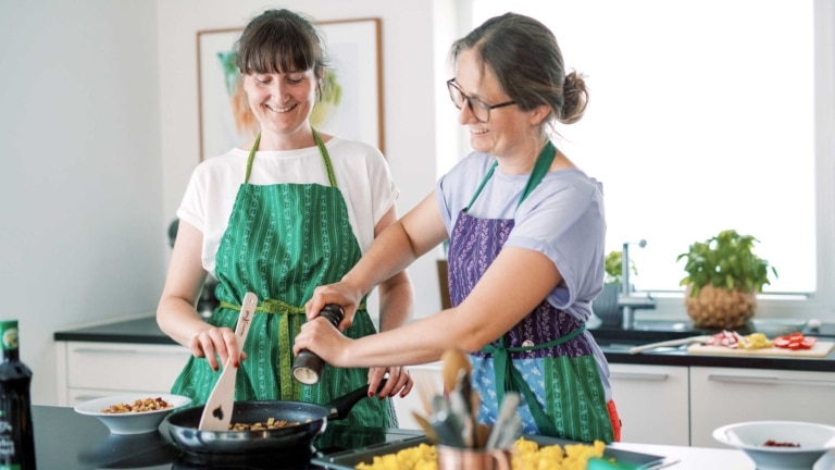 Zwei Frauen kochen ohne Abfall